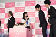 誕生日を祝福されて笑顔を見せる橋本環奈（中央）。