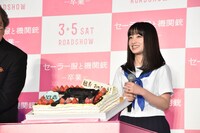誕生日を祝福されて笑顔を見せる橋本環奈。