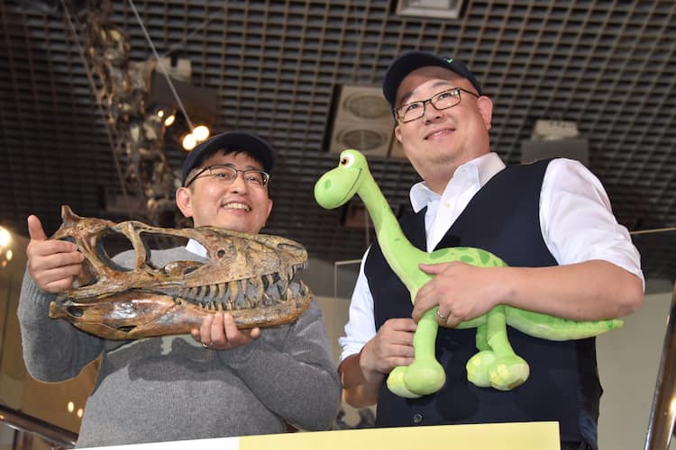 ピクサー新作 アーロと少年 の監督来日 アパトサウルスの骨格標本に大感激 映画ナタリー
