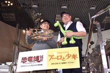 「アーロと少年」トークイベントの様子。左から真鍋真博士、監督のピーター・ソーン。
