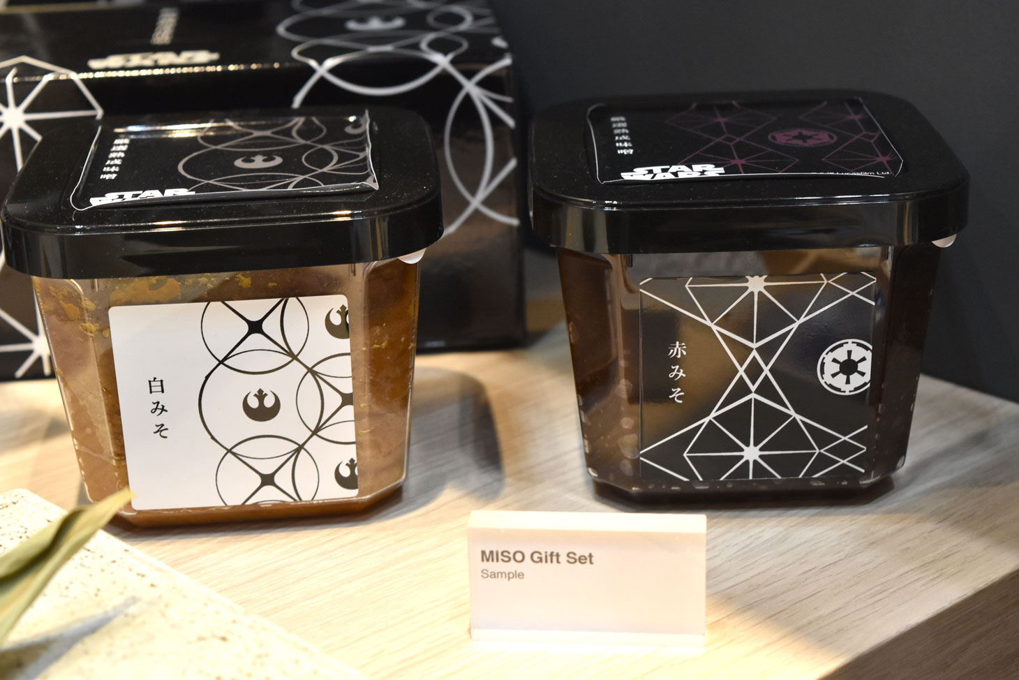 「スター・ウォーズ」ブースに展示された味噌のギフトセット。