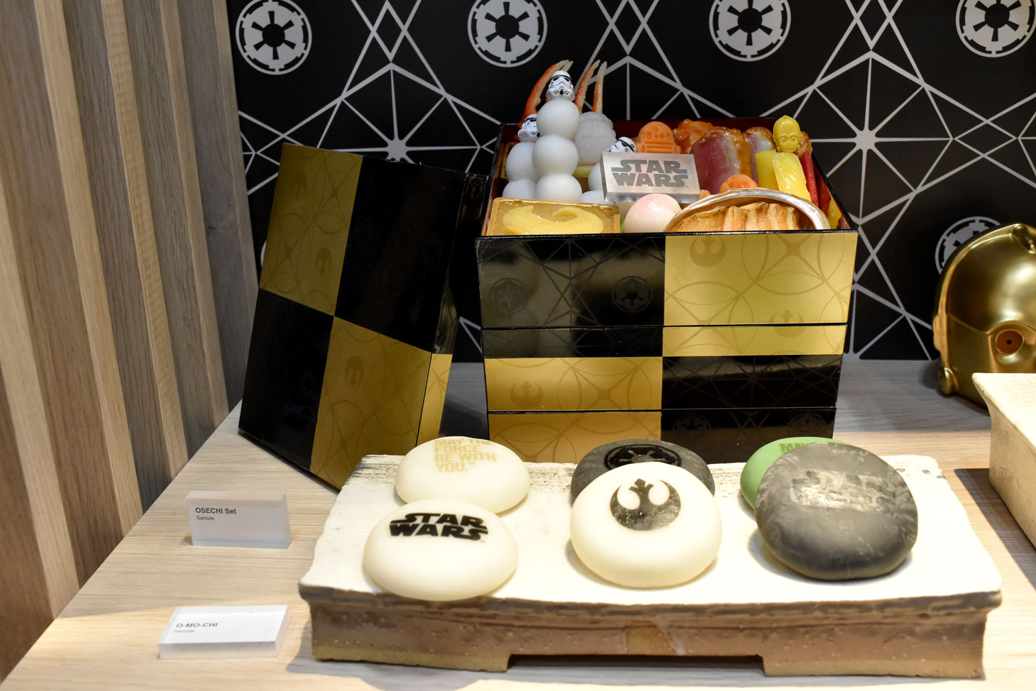「スター・ウォーズ」ブースに展示された餅（手前）とおせち（奥）。
