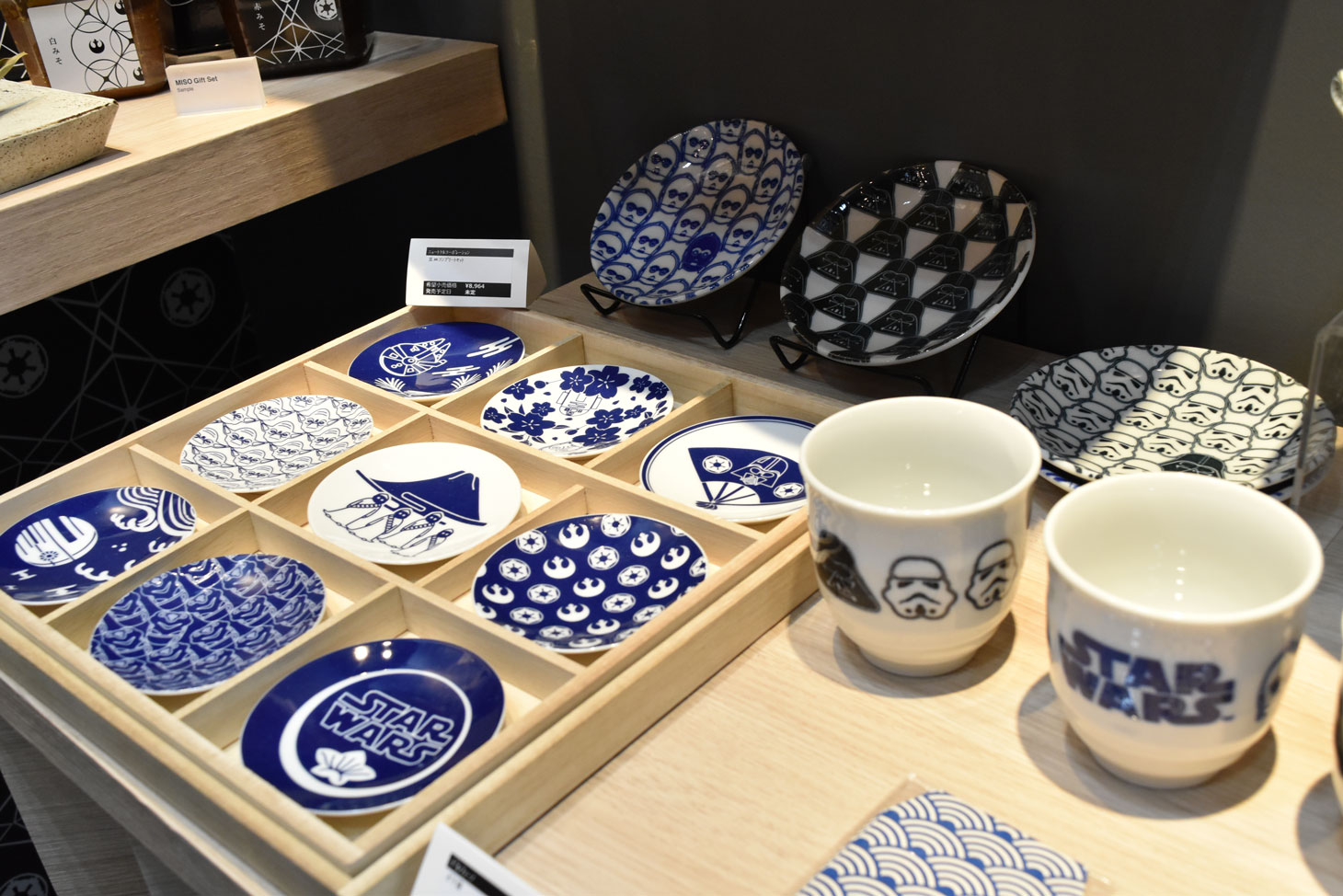 「スター・ウォーズ」ブースに展示された和食器。