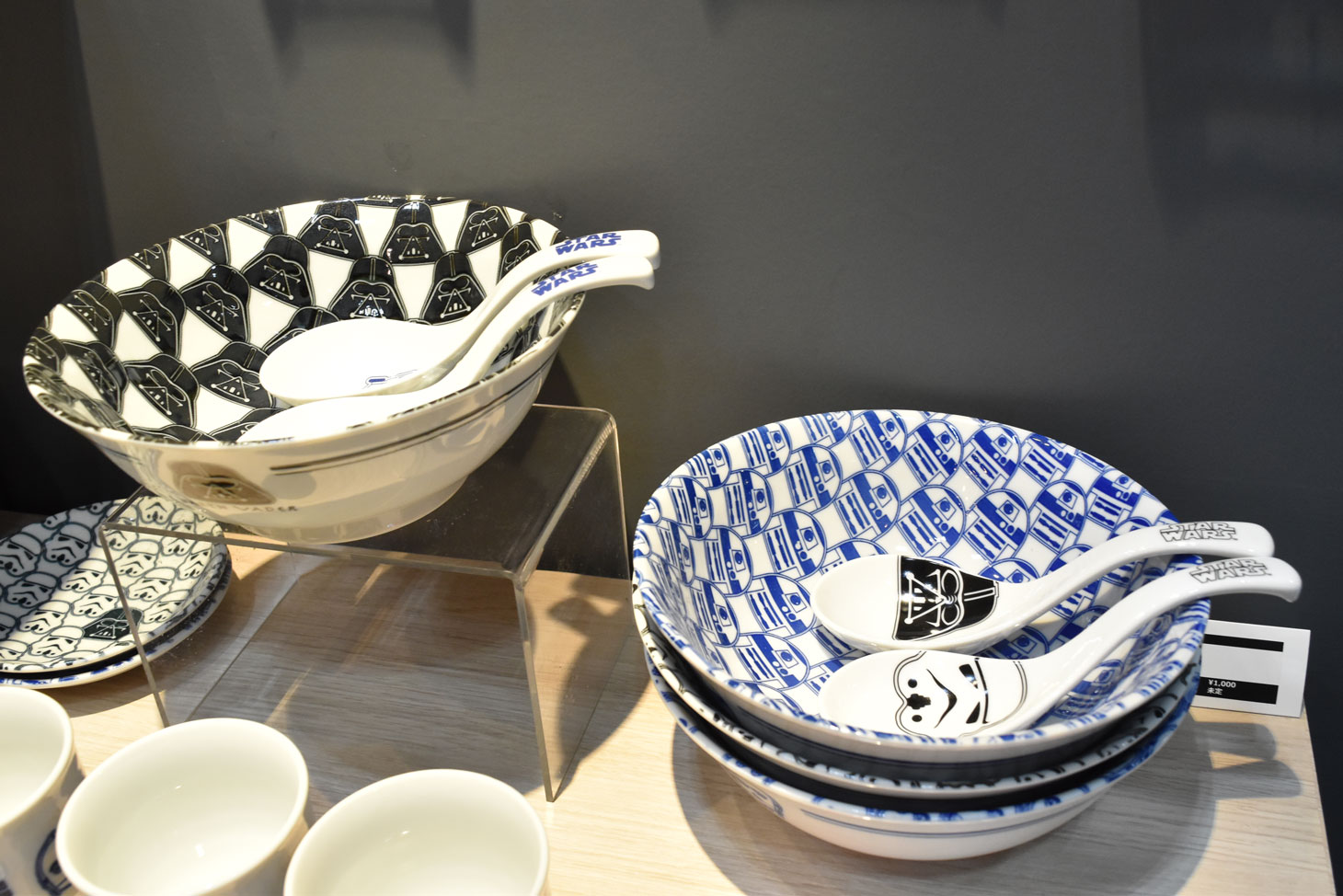「スター・ウォーズ」ブースに展示されたラーメン鉢とレンゲ。