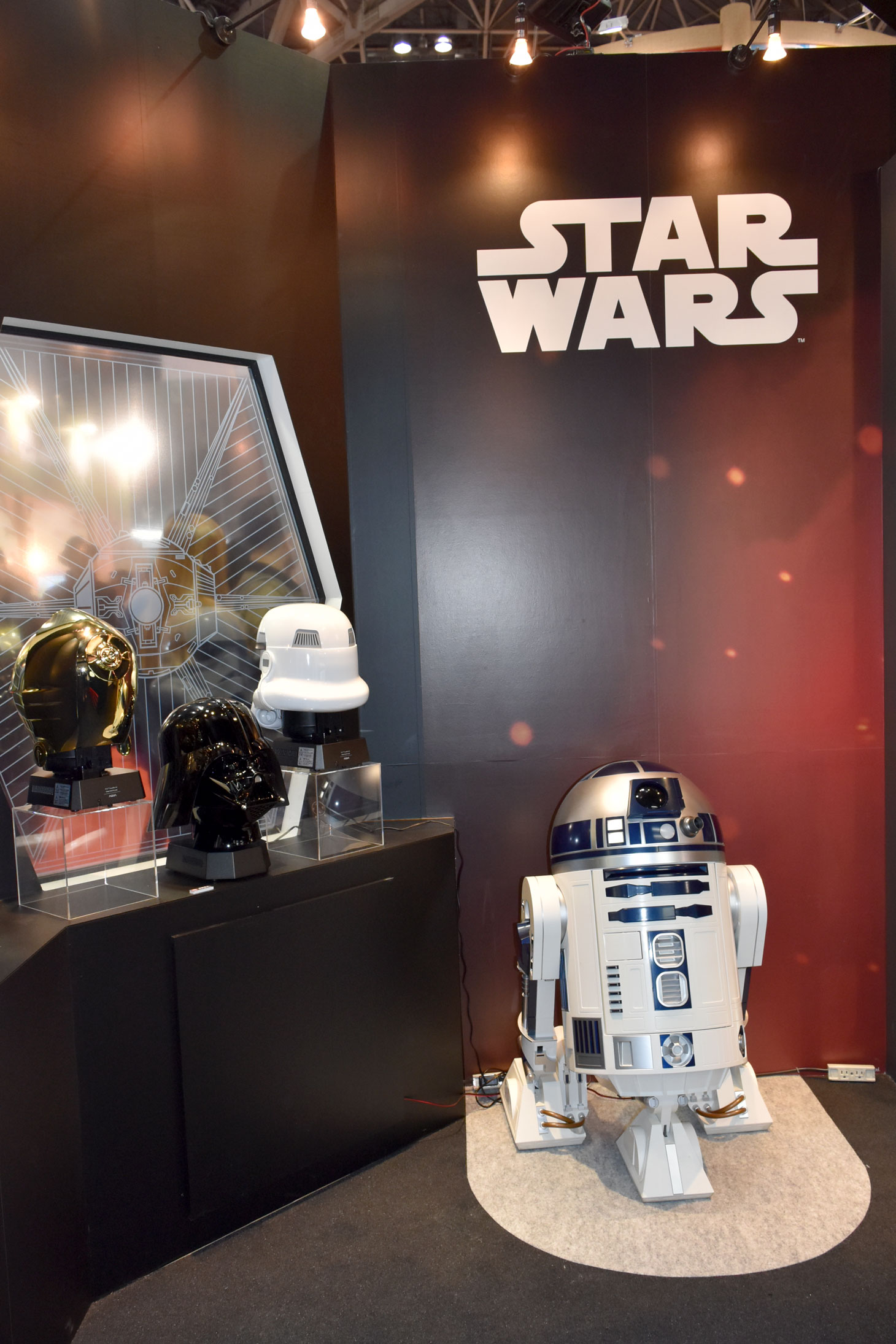 R2-D2の可動式冷蔵庫（ハイアール）。