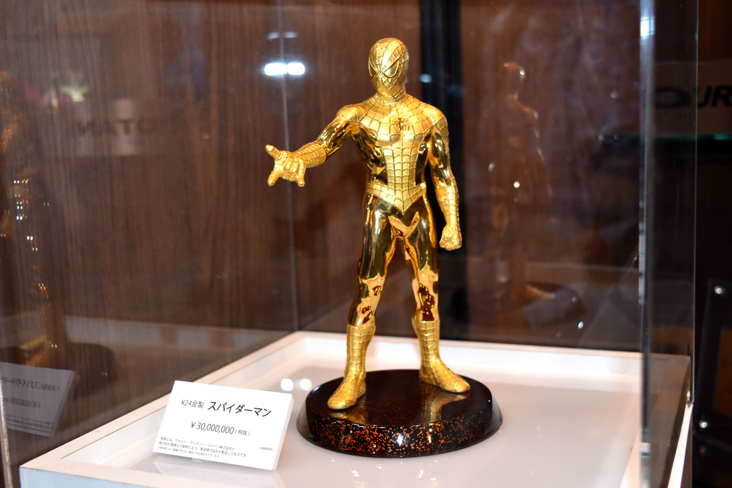 K24金製のスパイダーマン像。