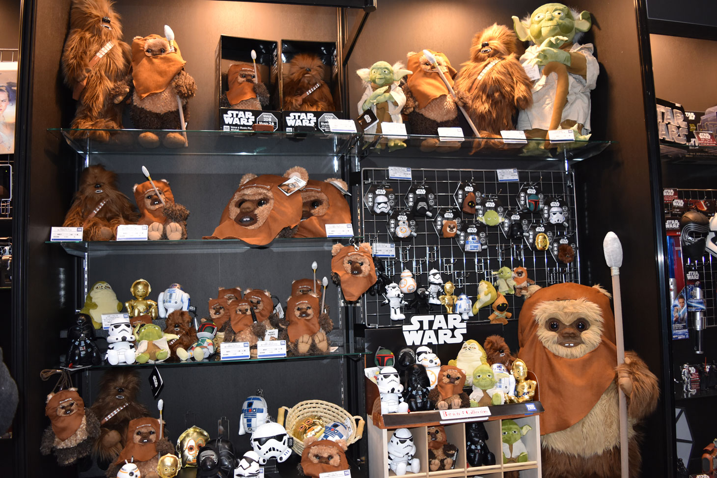 「スター・ウォーズ」グッズの一部（タカラトミー）。