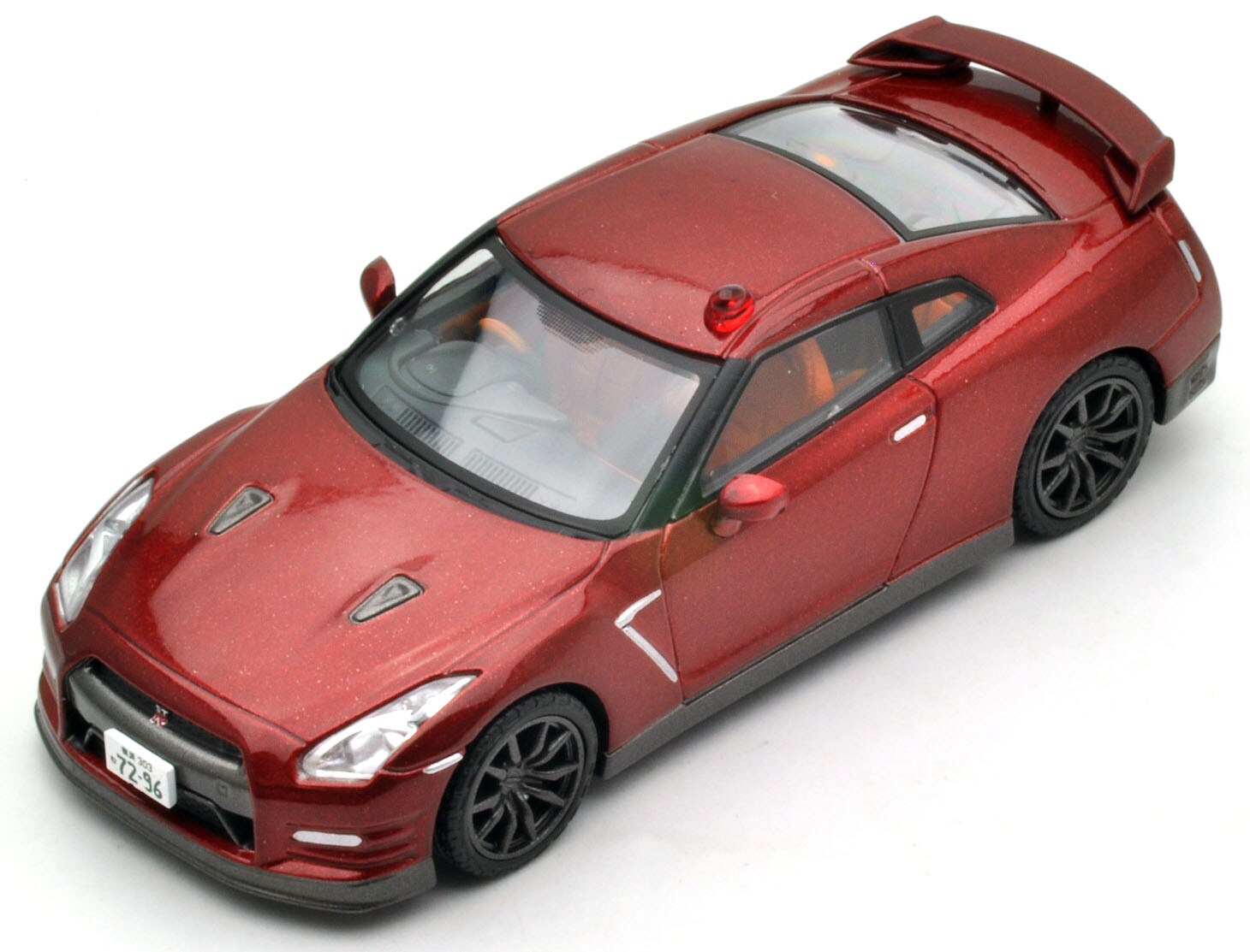 左からトミカリミテッドヴィンテージ NEO あぶない刑事01 日産GT-R