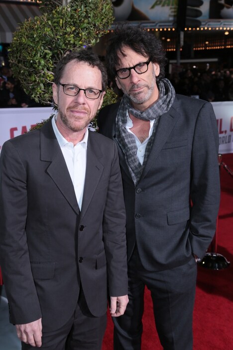 ジョエル・コーエン（右）とイーサン・コーエン（左）。