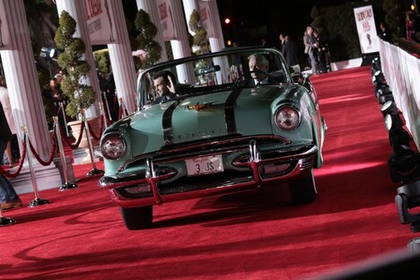 監督、キャスト陣はクラシックカーに乗りレッドカーペットに登場。