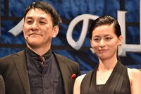 左からピエール瀧、尾野真千子。