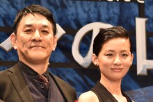 左からピエール瀧、尾野真千子。