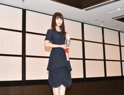 囲み会見で喜びを語る、有村架純。