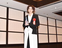 囲み会見で喜びを語る、菅田将暉。