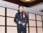 囲み会見で喜びを語る、玉山鉄二。