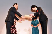 第40回エランドール賞授賞式より柄本佑（右）。