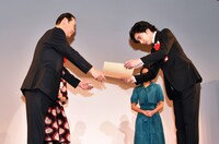 第40回エランドール賞授賞式より柄本佑（右）。