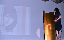 スクリーンに映る映像を見つめる有村架純。