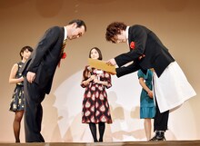 賞状を受け取る菅田将暉（右）。