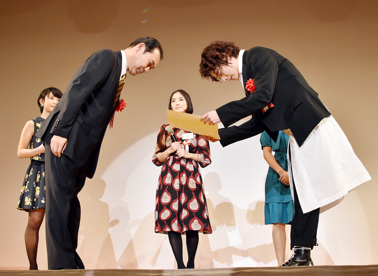 賞状を受け取る菅田将暉（右）。