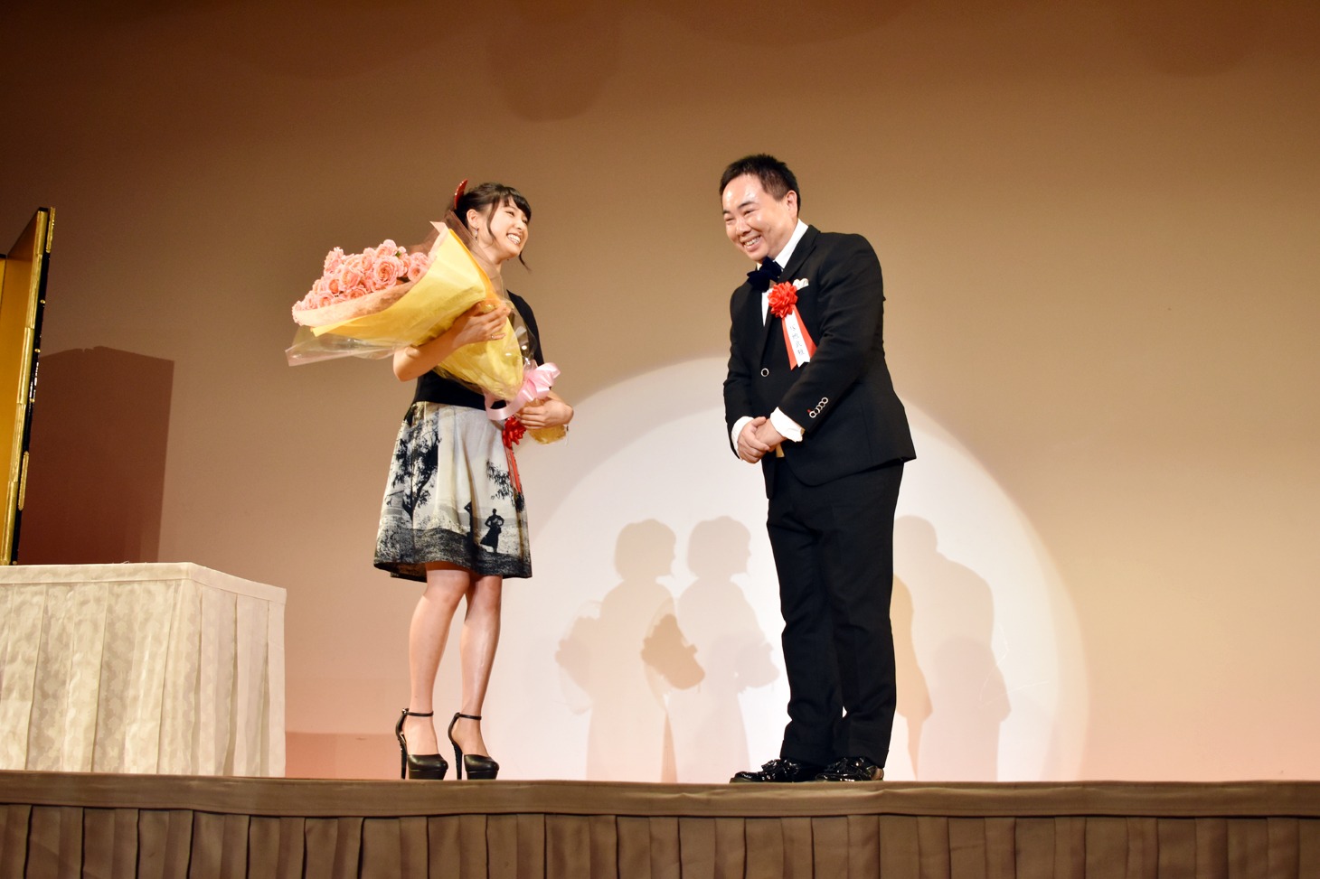 土屋太鳳（左）とお祝いに駆け付けたドランクドラゴンの塚地武雅。