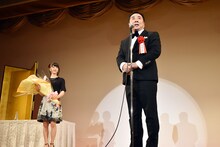 土屋太鳳（左）とお祝いに駆け付けたドランクドラゴンの塚地武雅。