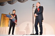 玉山鉄二（左）とお祝いに駆け付けた前田吟（右）。