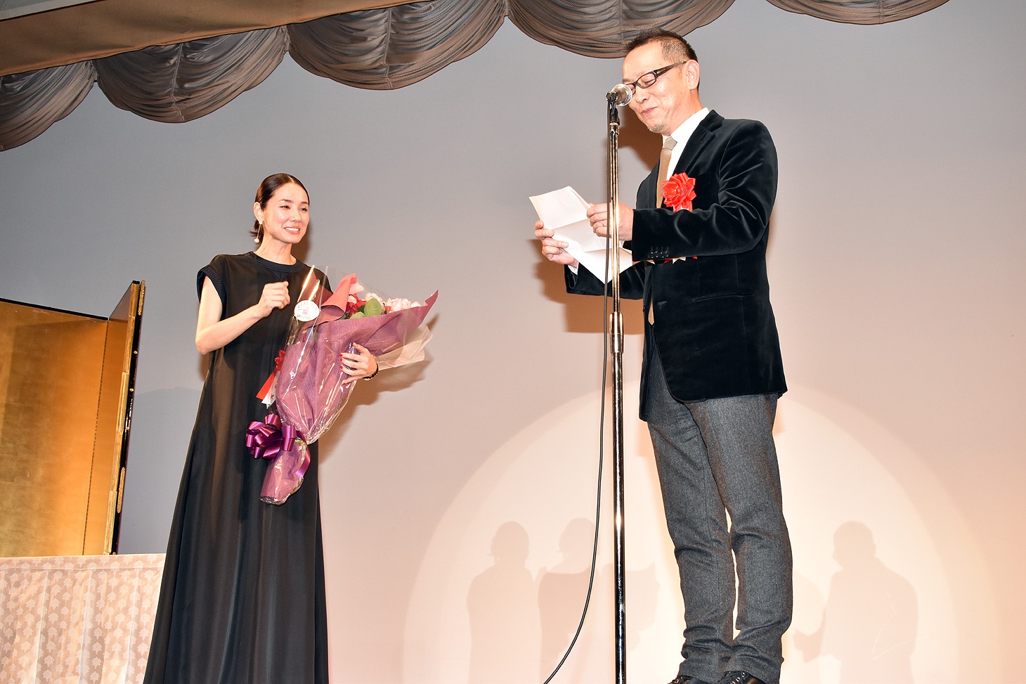 吉田羊（左）