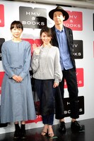 「ロマンス」Blu-ray / DVD発売記念イベントにて、アテンダントポーズを取る大島優子（中央）。