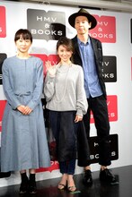 「ロマンス」Blu-ray / DVD発売記念イベントにて、アテンダントポーズを取る大島優子（中央）。