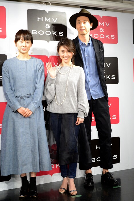 「ロマンス」Blu-ray / DVD発売記念イベントにて、アテンダントポーズを取る大島優子（中央）。