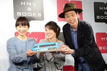 変顔する大倉孝二（左）と、思わず笑う大島優子（中央）。