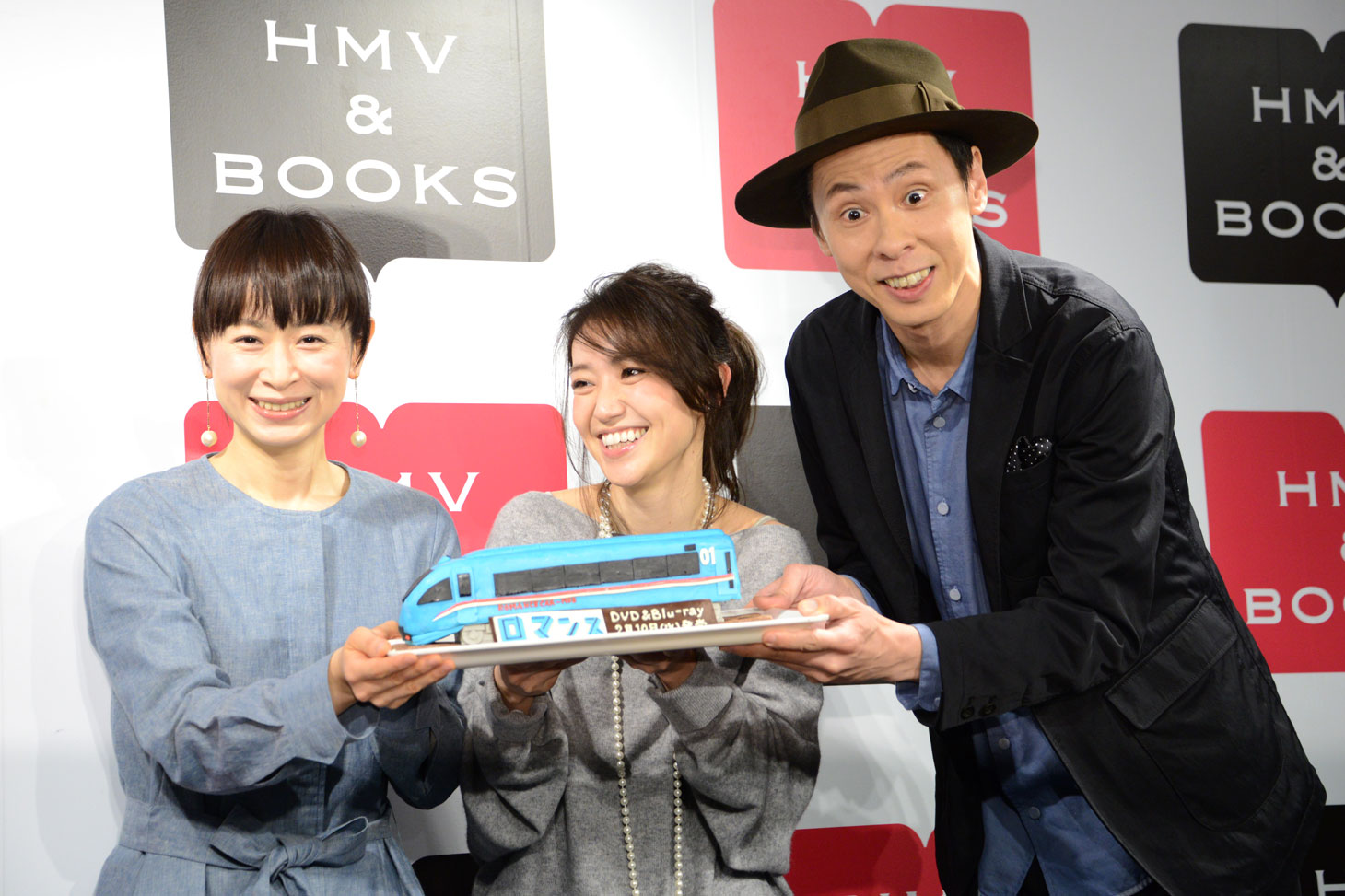 変顔する大倉孝二（左）と、思わず笑う大島優子（中央）。