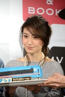 ロマンスカー型チョコレートケーキを持つ大島優子。