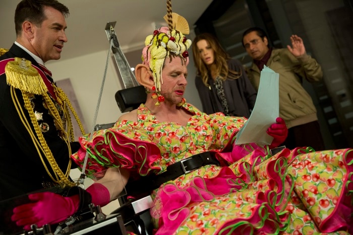 サイモン・ペッグが謎の女装姿披露、「ミラクル・ニール！」公開日決定