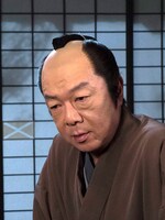 大岡忠相役の古田新太。