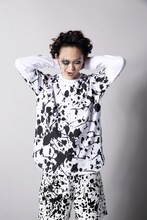 アカ役の須賀健太。(c)2015東映ビデオ