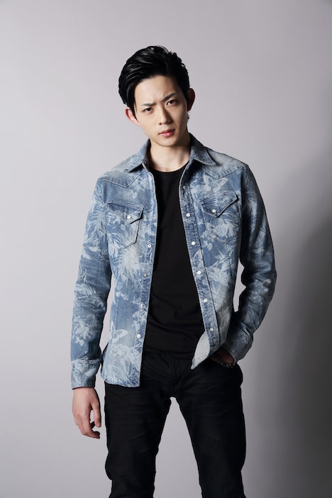 ドラ役の竜星涼。(c)2015東映ビデオ