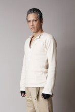 シマウマ役の加藤雅也。(c)2015東映ビデオ