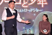 日本への思いを語るピーター・ソーン(左)、とそれを笑顔で聞くデニス・リーム(右)。