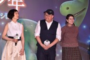 安田成美(左)の言葉にほほえむピーター・ソーン(中央)。