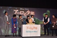 「アーロと少年」来日記者会見の様子。