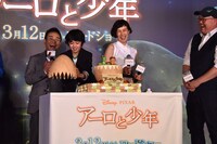 アーロの卵を模した殻を外す石川樹くん。