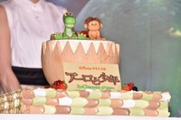 アーロとスポットの人形があしらわれたケーキ。