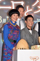 片桐はいり（左）、八嶋智人（右）の肩を抱く松重豊（中央）。