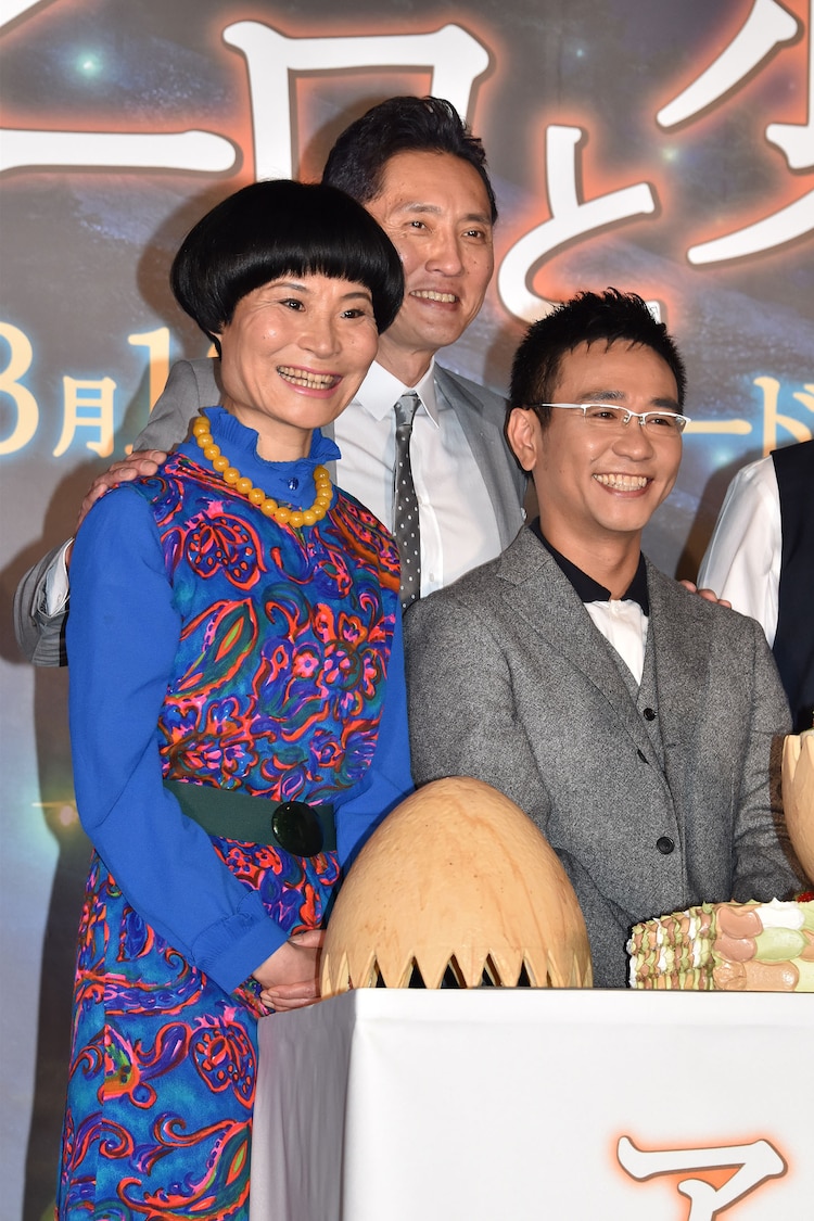 片桐はいり 左 八嶋智人 右 の肩を抱く松重豊 中央 画像 動画ギャラリー 22 28 映画ナタリー 片桐はいり 左 八嶋智人 右 の肩を抱く松重豊 中央 画像 動画ギャラリー 22 28 映画ナタリー