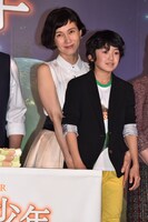 石川樹くん（右）を後ろから抱きしめる安田成美（左）。