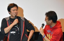 「MAX THE MOVIE」クラウドファンディング試写会より、山口雄大（左）と談笑するマックスむらい（右）。