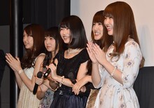 共演者を拍手で迎えるAKB48Gメンバー。