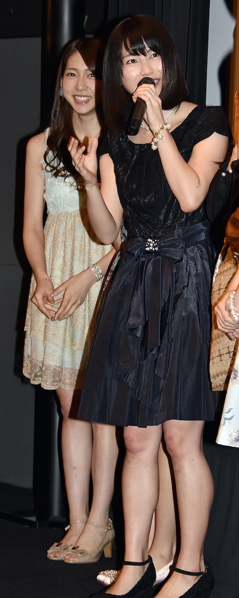 横山由依（右）